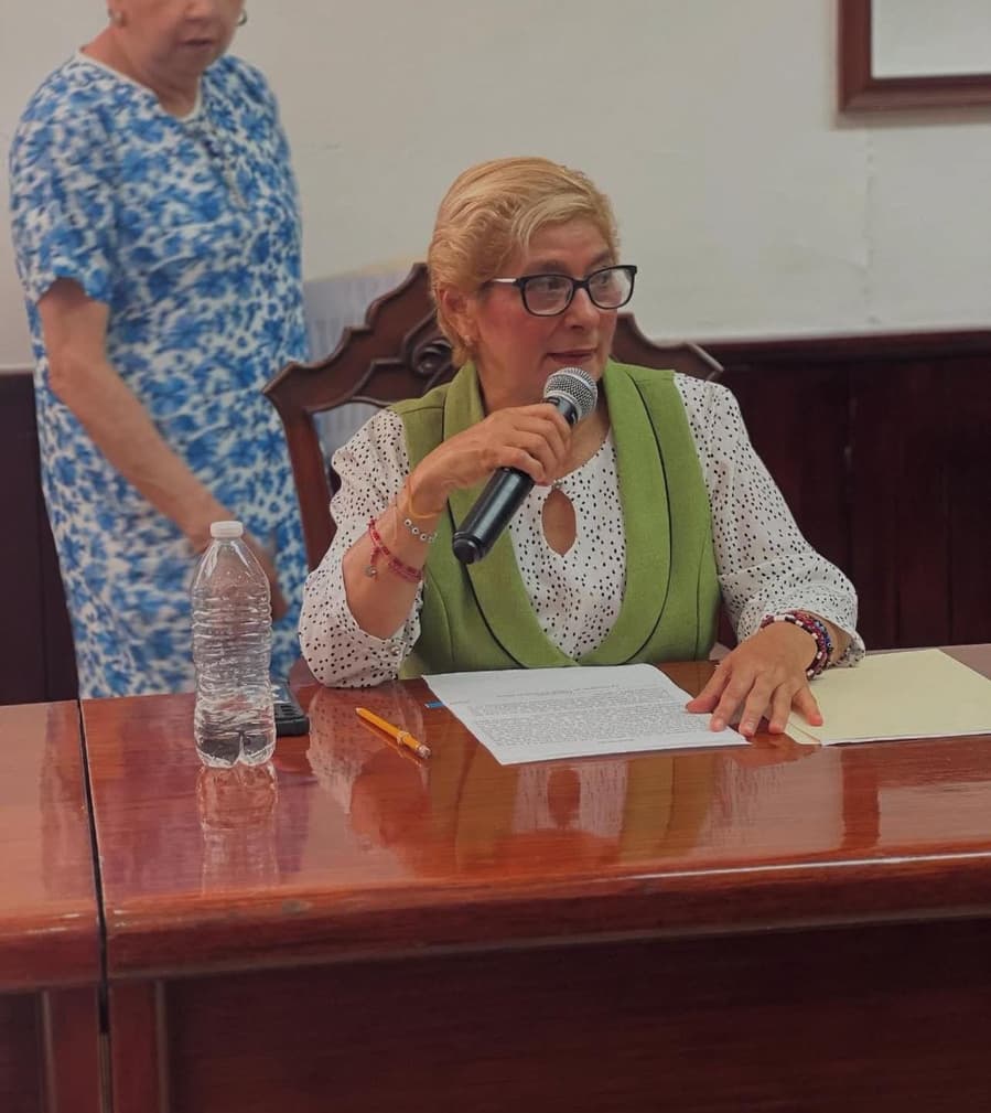 Regidora Guillermina en sesión de Cabildo